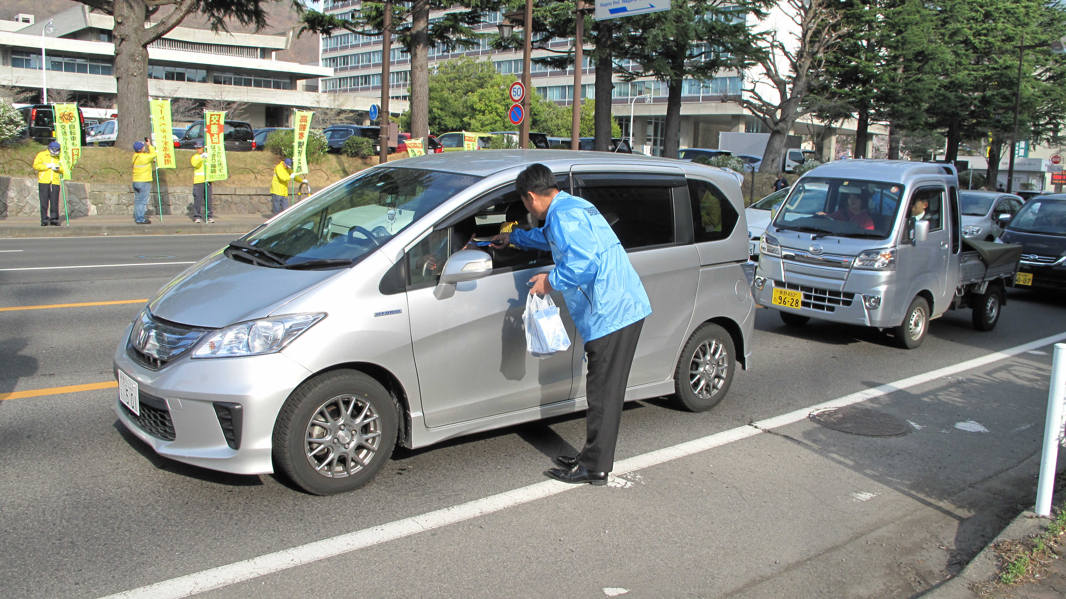 　　　　　　　　　街頭活動の様子　①