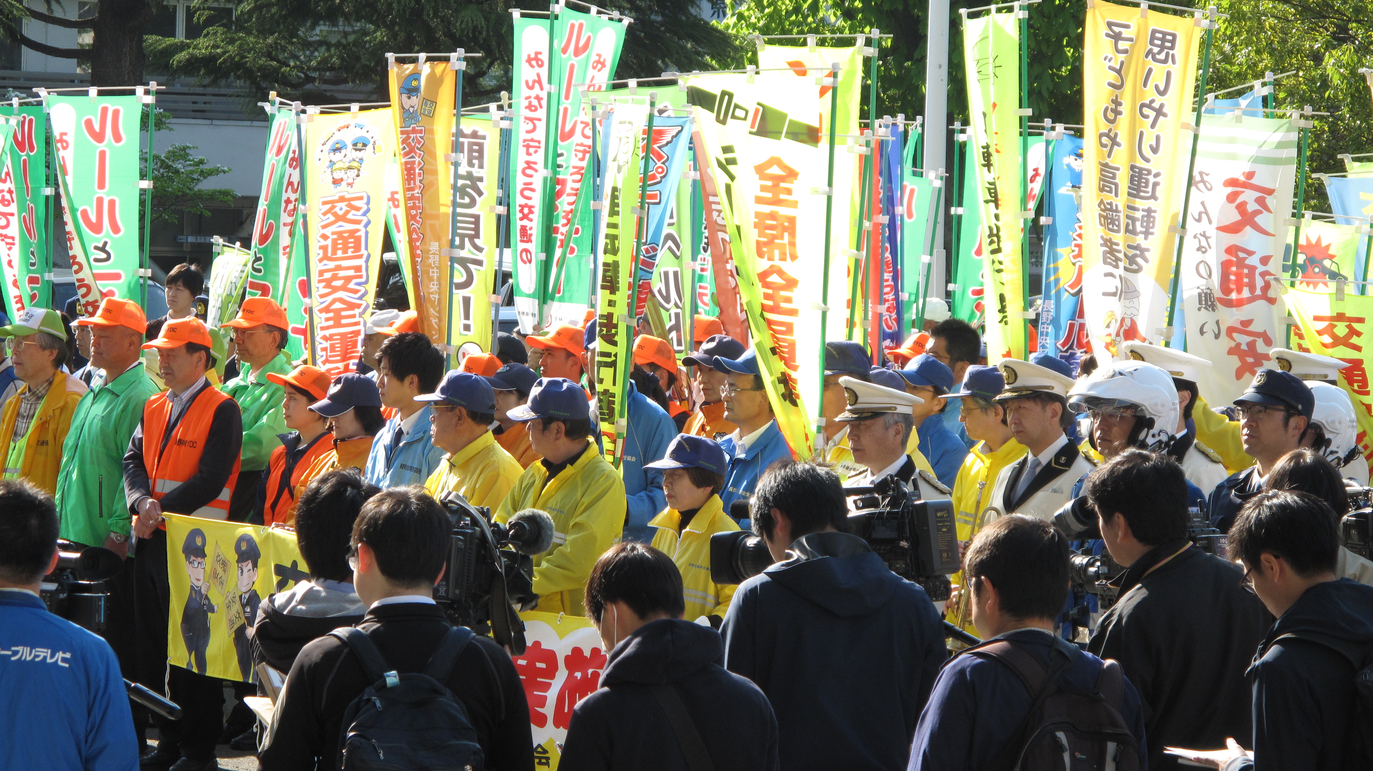 　　　　　　　　　出発式の様子（県庁）