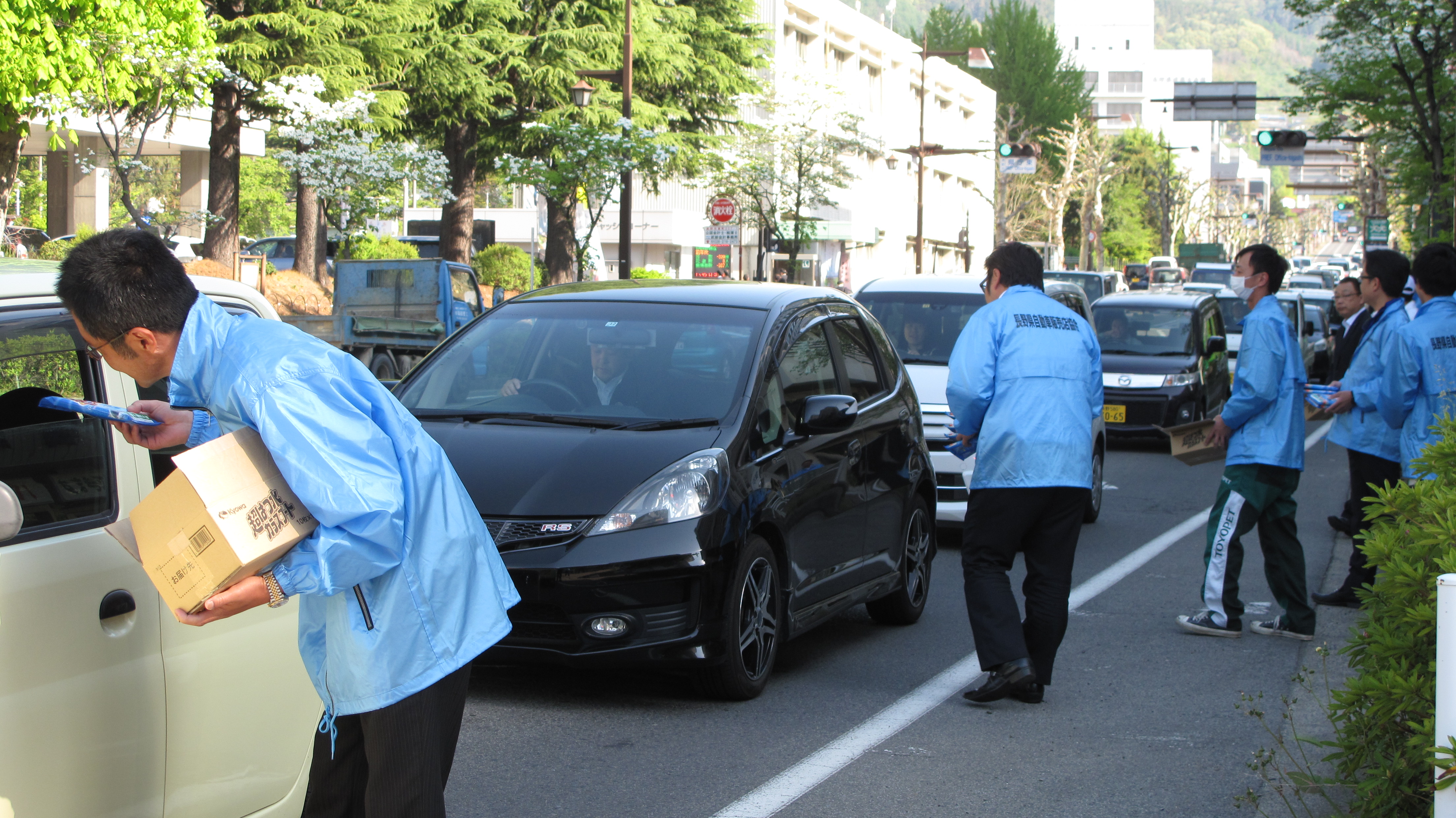 　　　　　　　街頭活動の様子（県庁周辺）