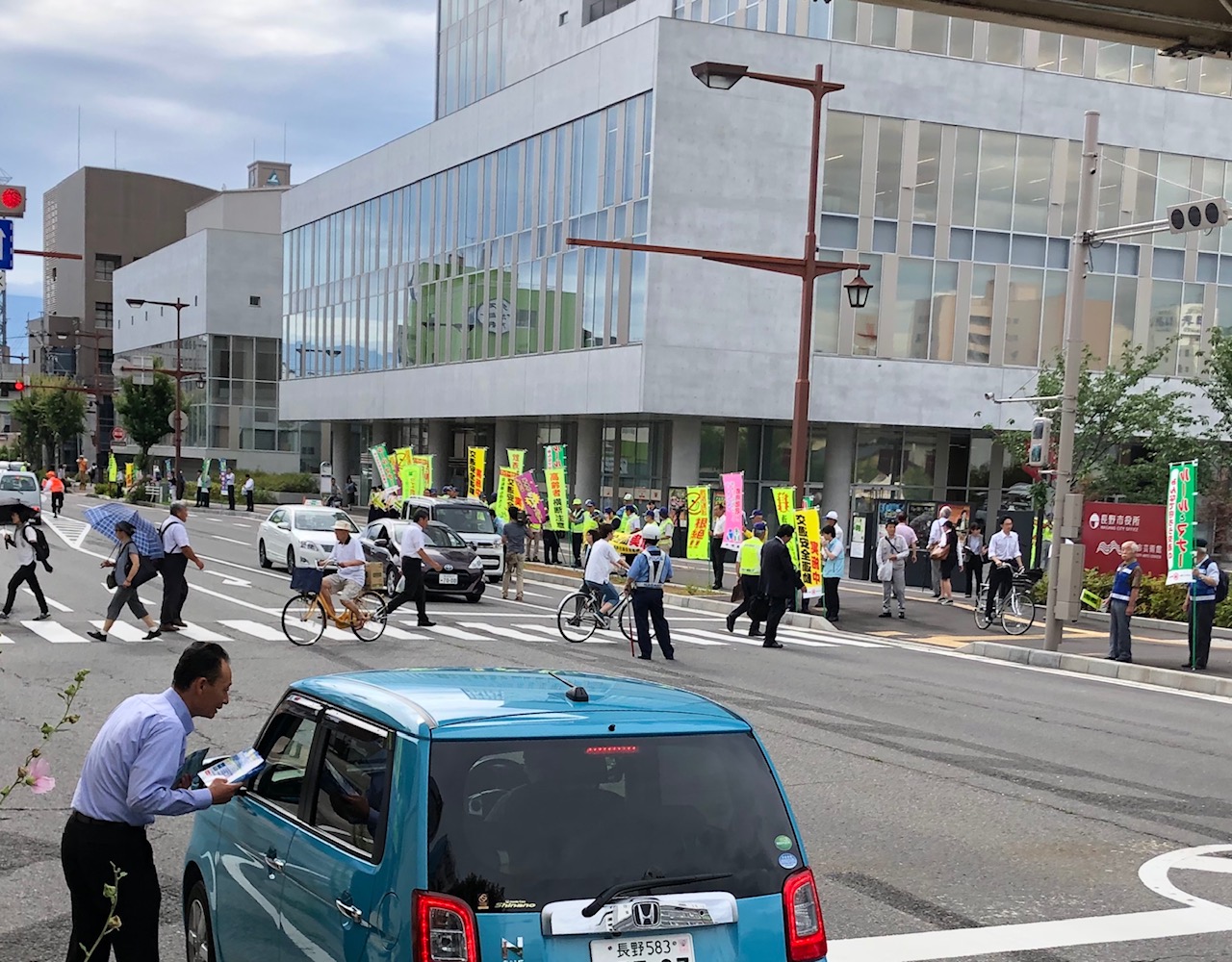 　　　　　　街頭活動の様子（長野市役所周辺）