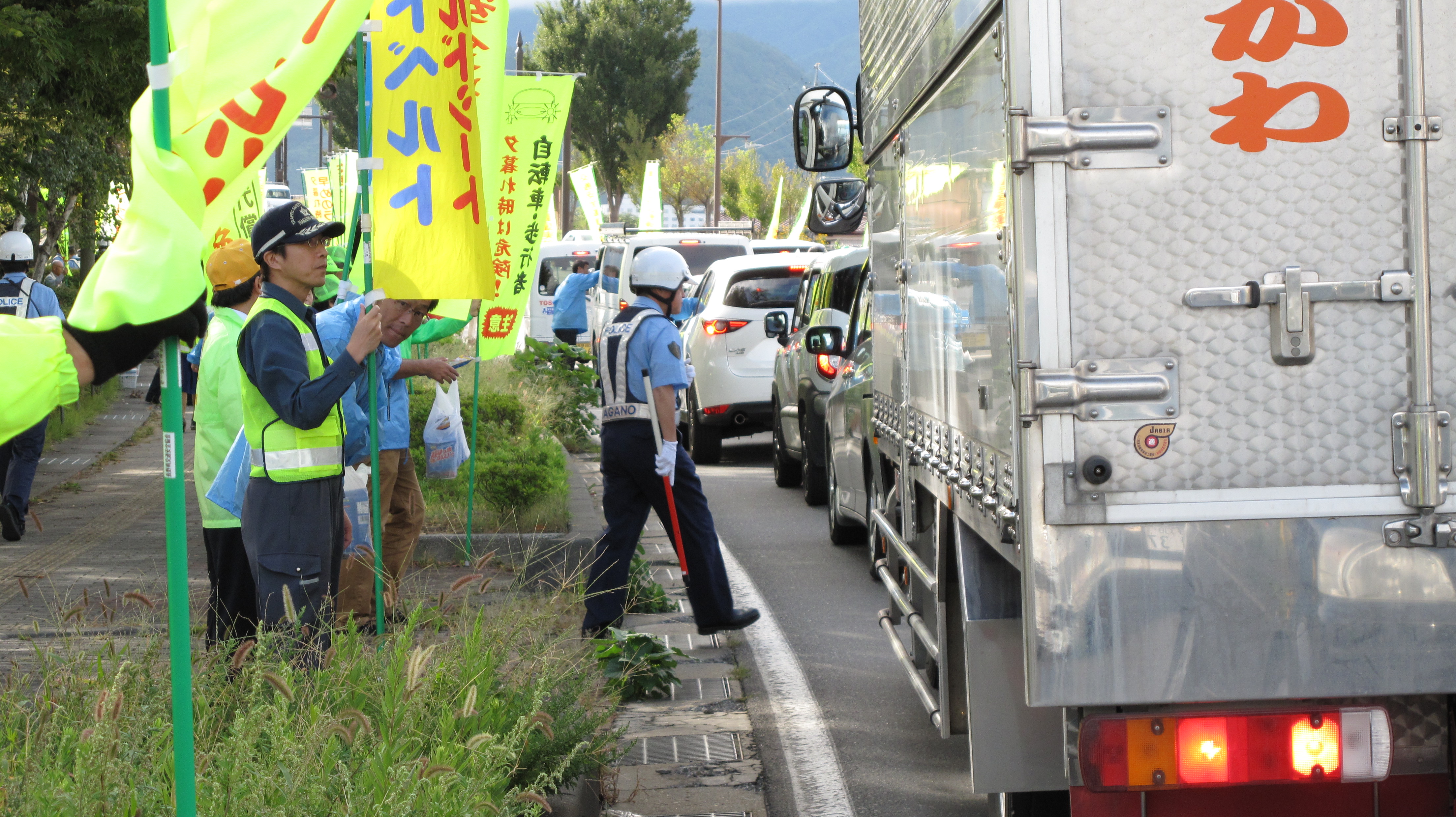 　　　　　街頭指導の様子（赤川交差点周辺）