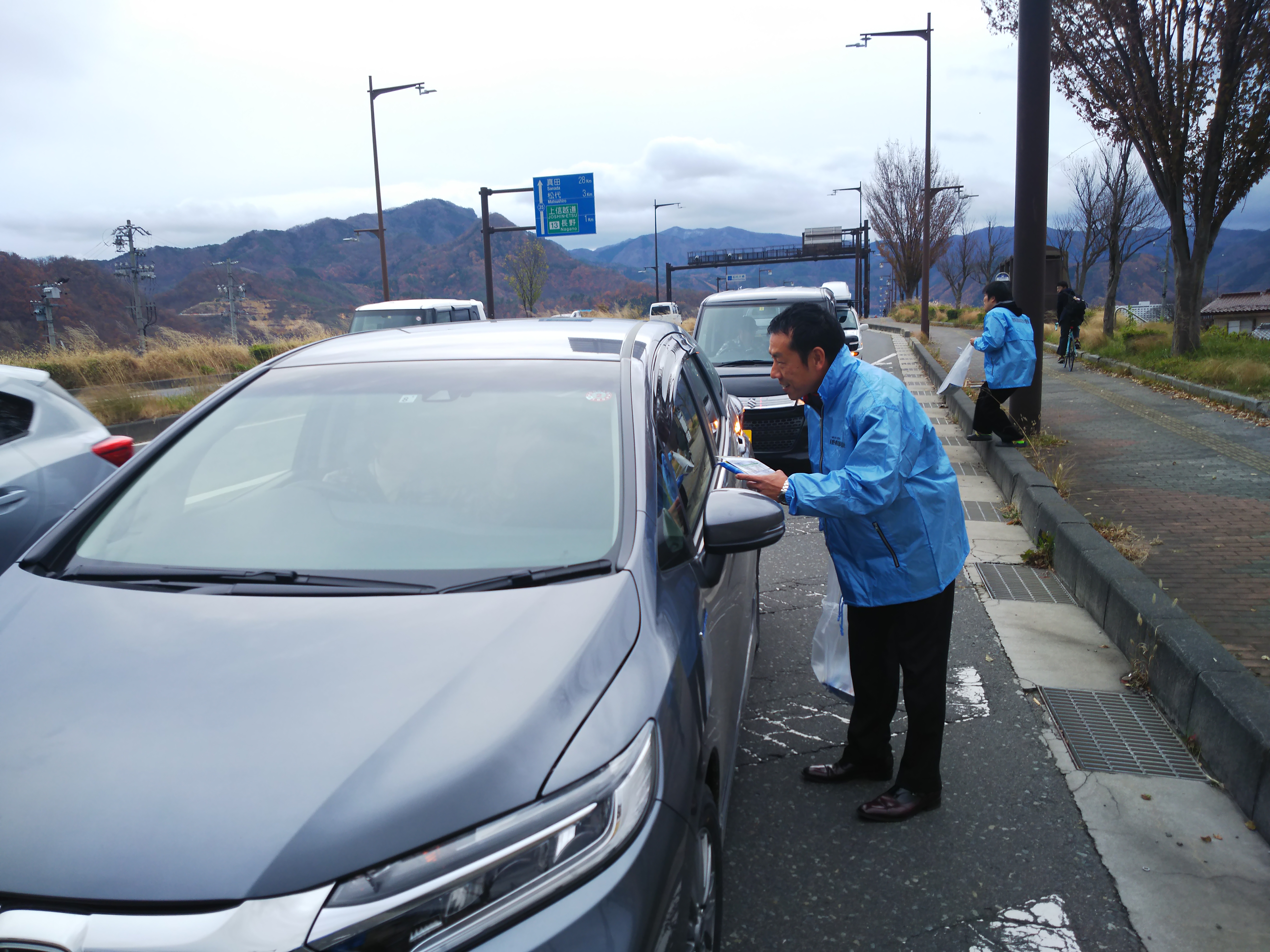 　  　　街頭指導の様子②（赤川交差点周辺）