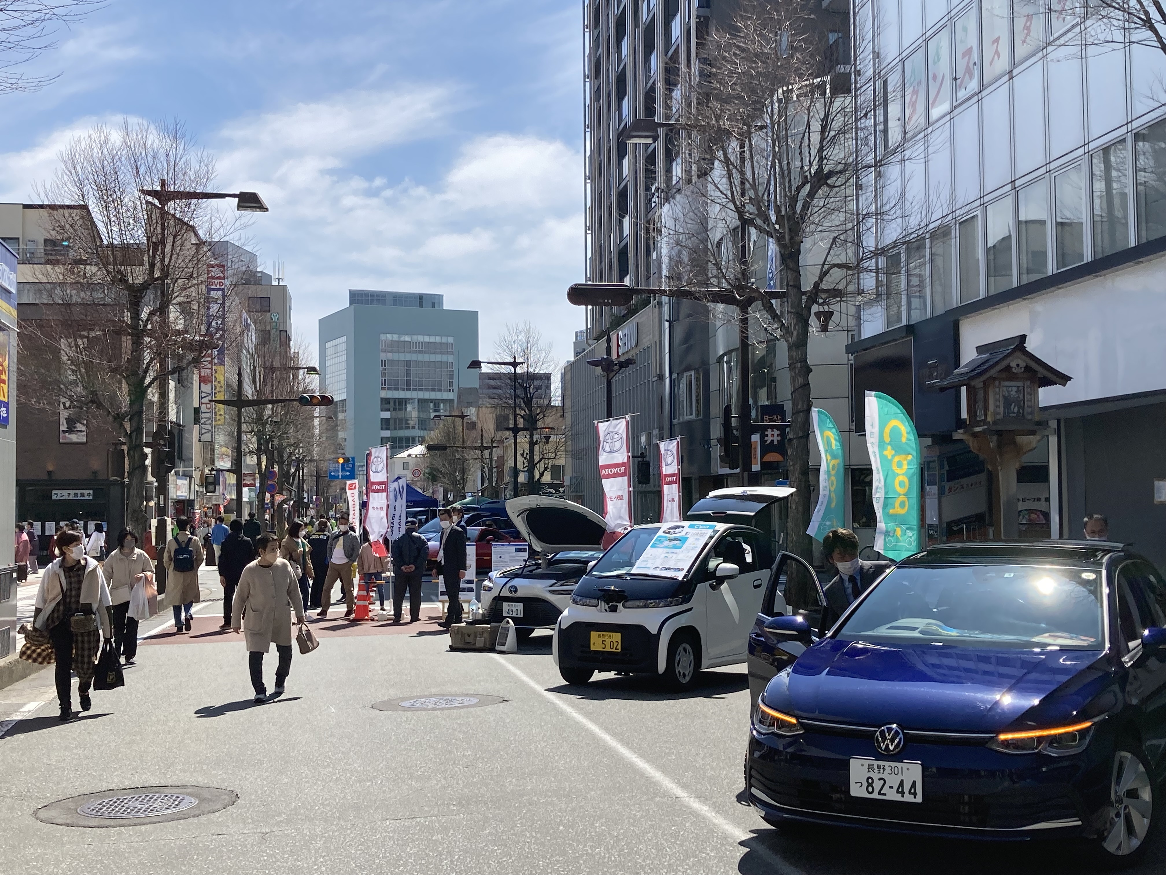 善光寺表参道（中央通り）に、話題のサポカー・次世代自動車が並ぶ